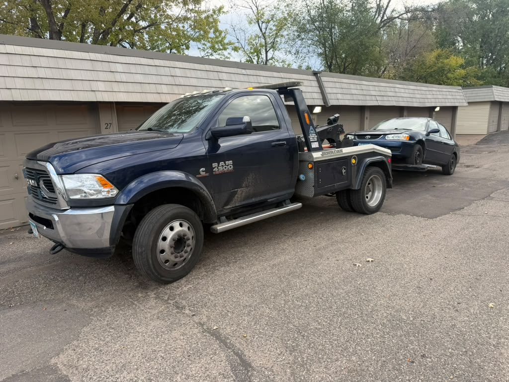 Grúa de Twins Towing remolcando un sedán