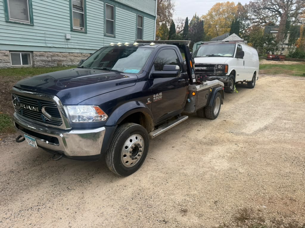 Grúa de Twins Towing trasladando una van